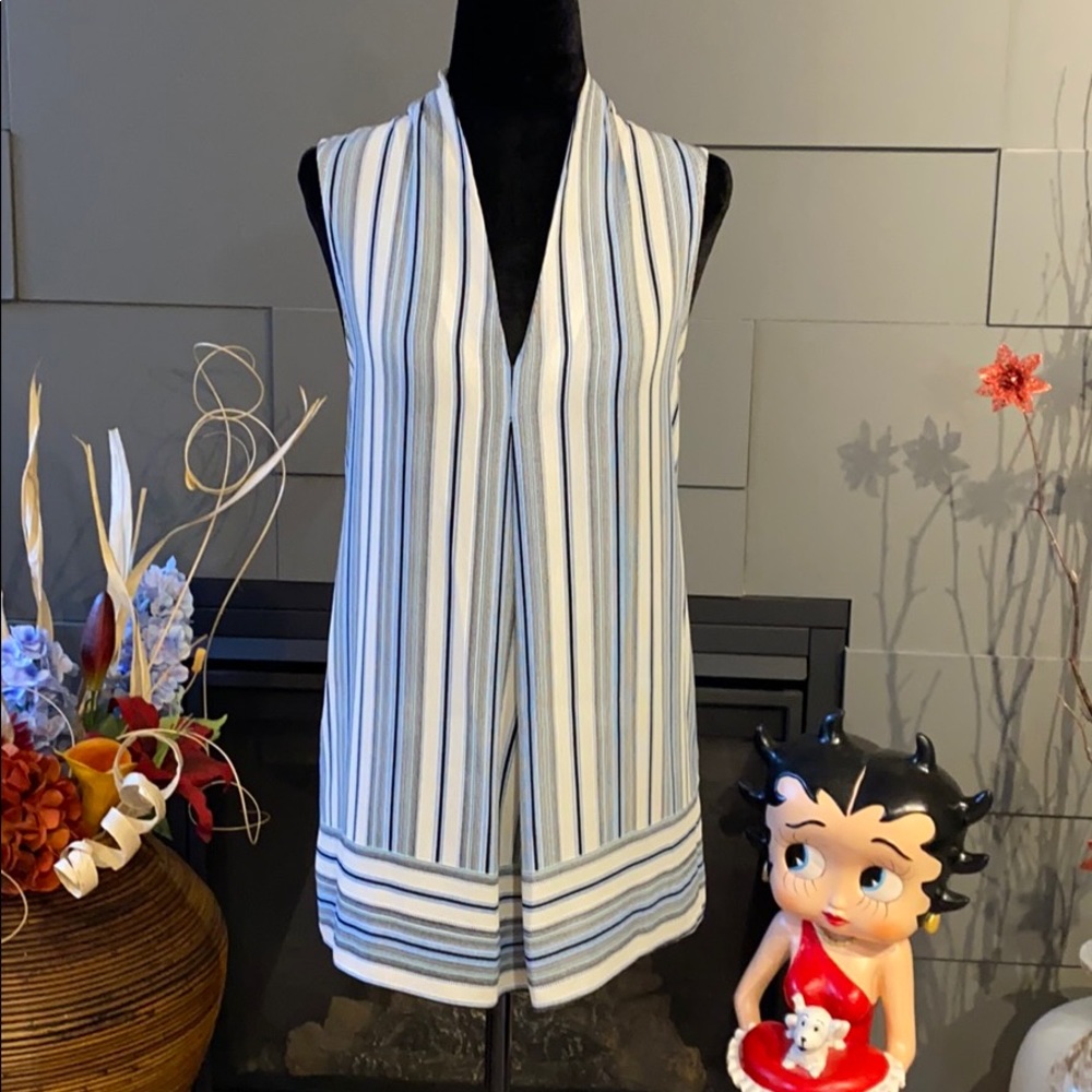 EUC Max Studio Short Sleeveless Blouse